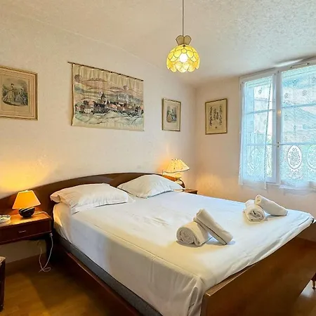 De Plain Pied A L Interieur Des Remparts Vila