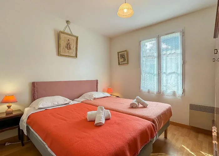 Vila De Plain Pied A L Interieur Des Remparts