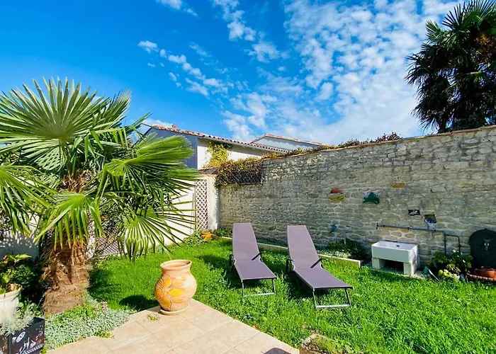 De Plain Pied A L Interieur Des Remparts