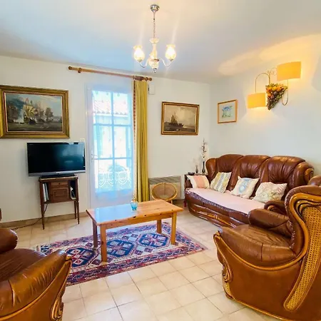 Villa De Plain Pied A L Interieur Des Remparts