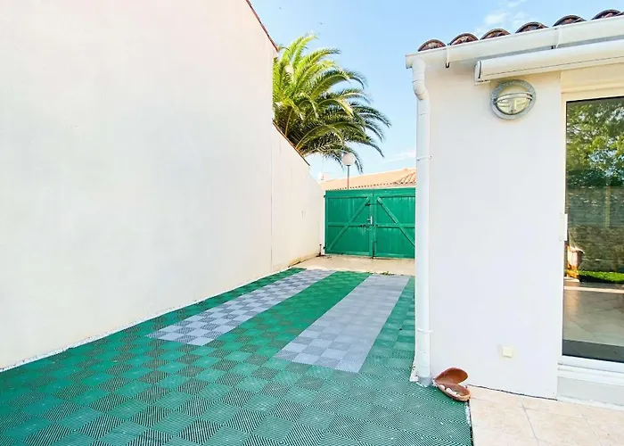 De Plain Pied A L Interieur Des Remparts Villa